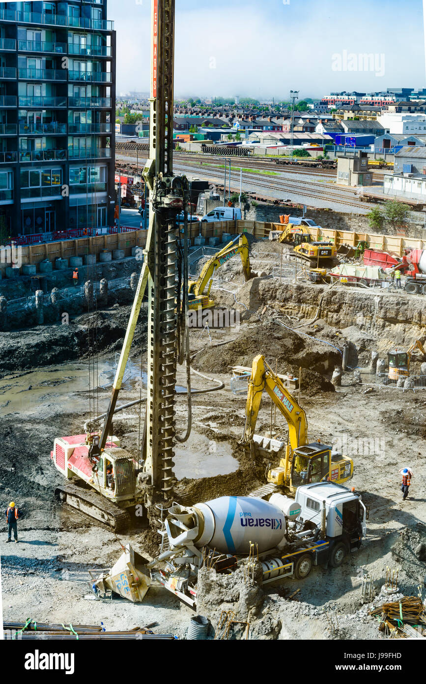 Punta a spirale filettature di un palo di coclea di praticare in corrispondenza di un sito di costruzione. Foto Stock