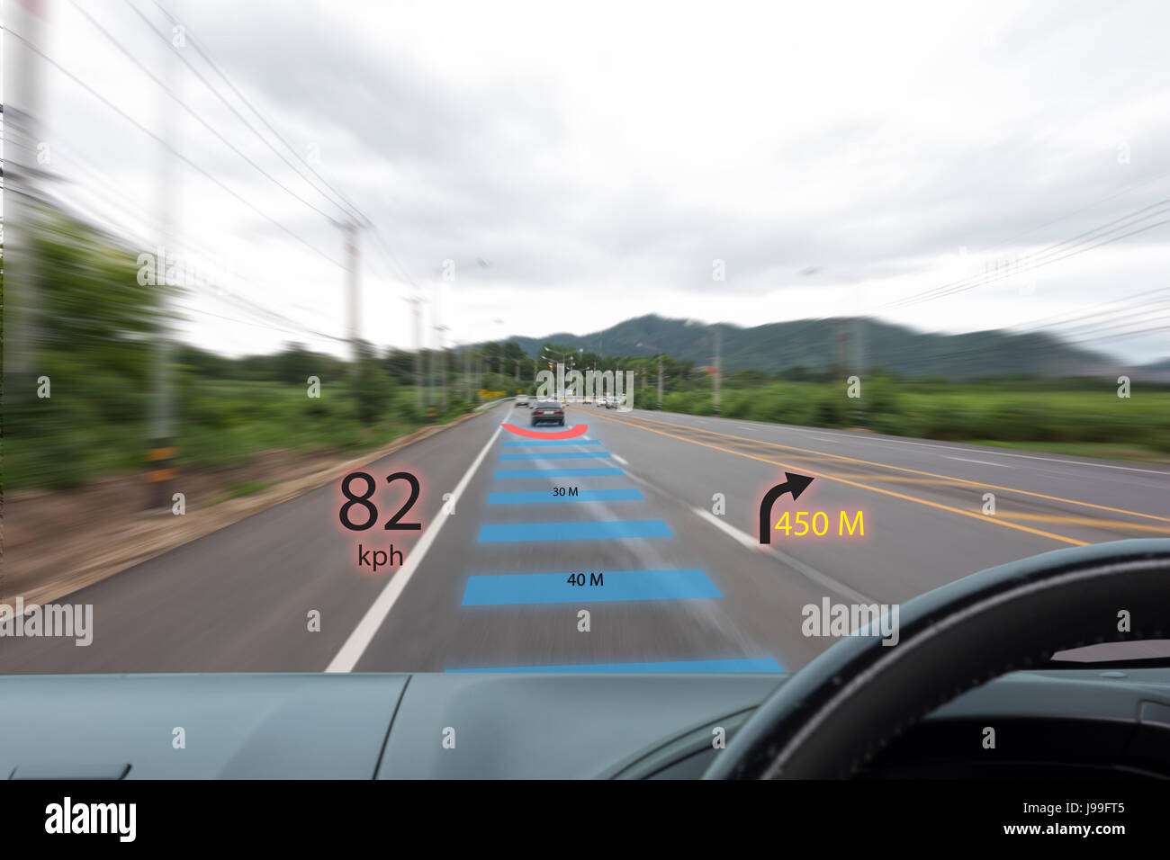 Iot, internet delle cose di smart car concetti, Head up display (HUD). Auto utilizza la realtà aumentata per mostrare la velocità, navigazione ,la distanza tra la c Foto Stock