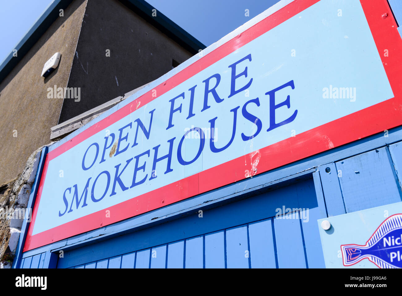 Cartello fuori un fuoco aperto smokehouse che fuma il pesce in un modo tradizionale, Howth, Dublino, Irlanda. Foto Stock