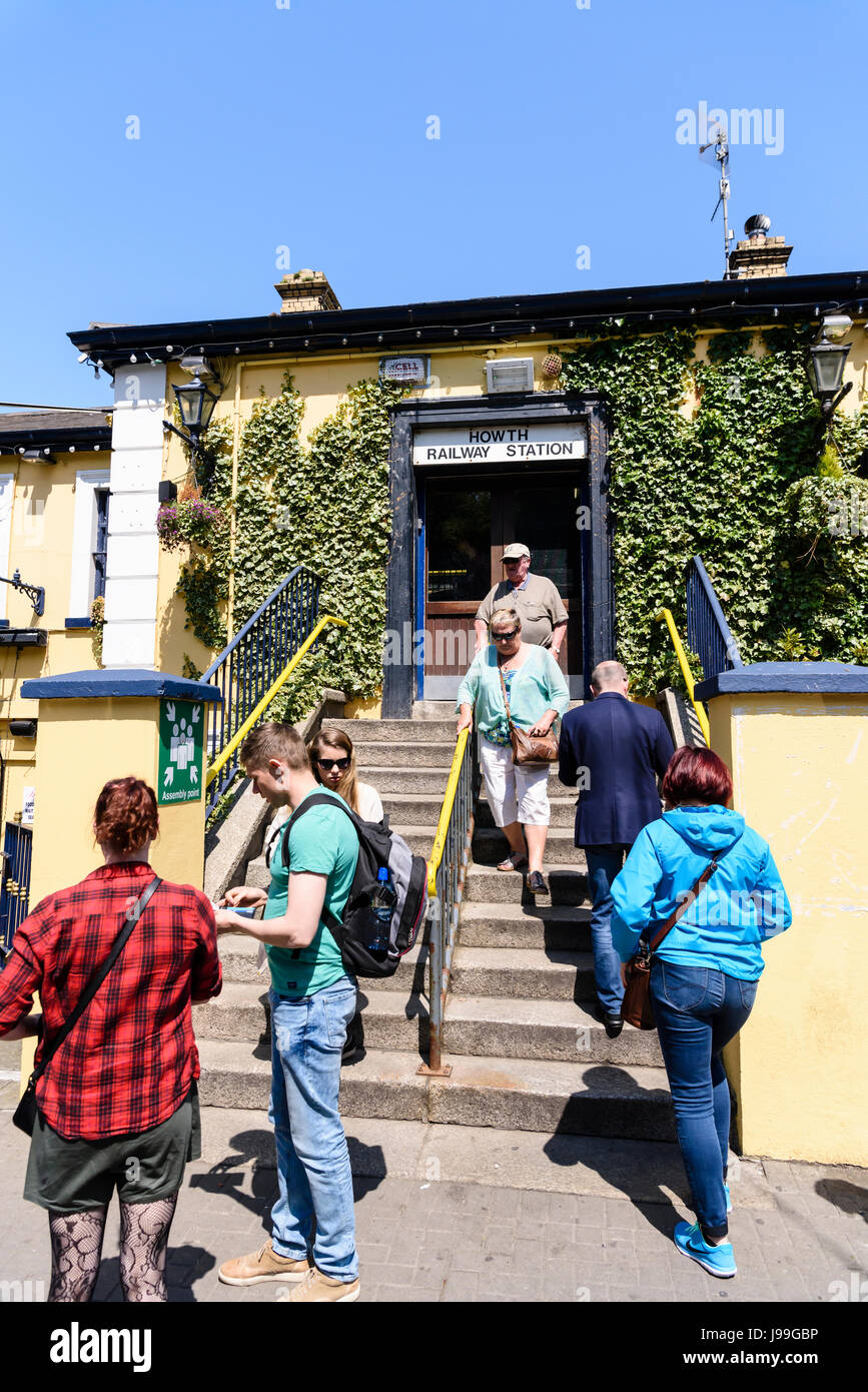Passeggeri pendolari a piedi verso il basso passi a Howth stazione ferroviaria, Dublino, Irlanda. Foto Stock