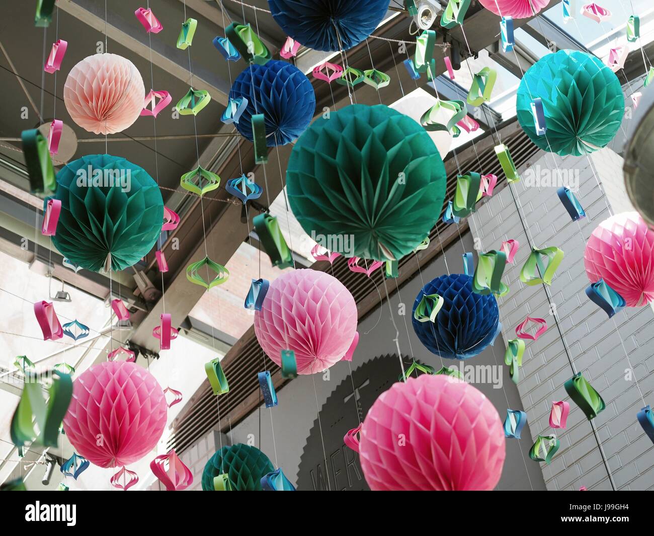 Origami pom-pom carta artigianale sfera nuovo anno o periodo di natale decorazione che pende dal soffitto. Foto Stock