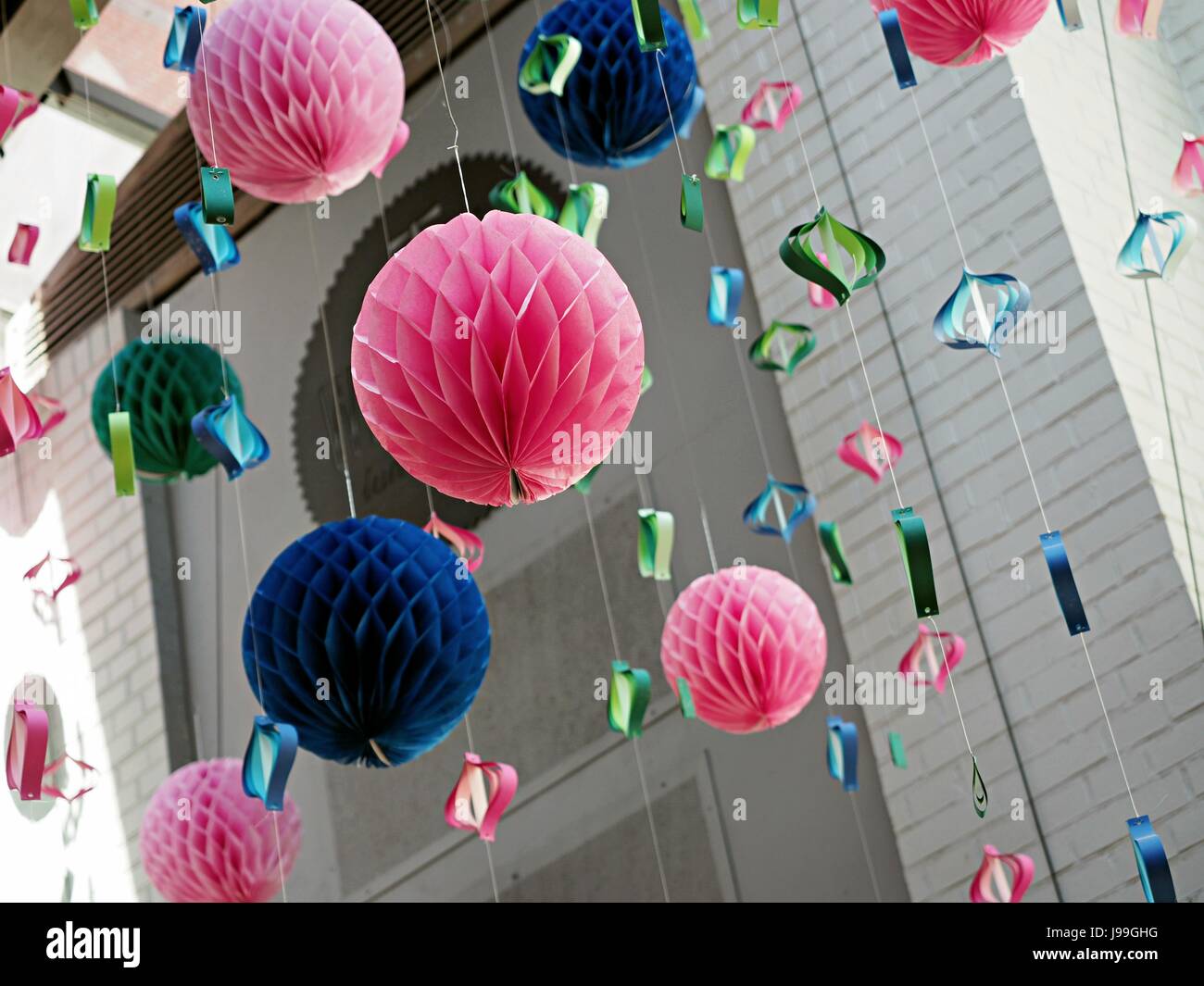 Origami pom-pom carta artigianale sfera nuovo anno o periodo di natale decorazione che pende dal soffitto. Foto Stock