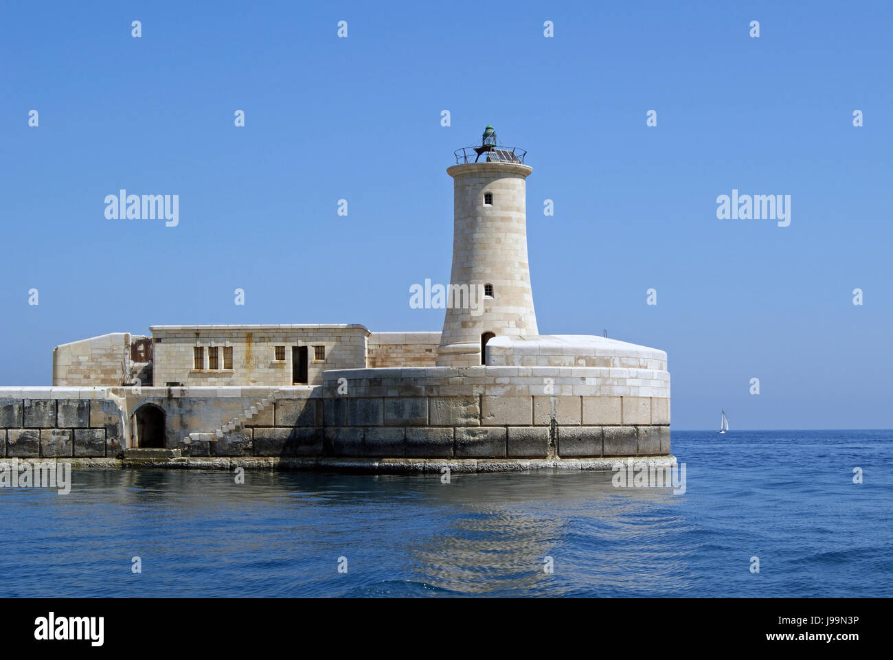 Faro a luce rotante alla bocca del porto di Grand Harbour - Valletta, Malta Foto Stock