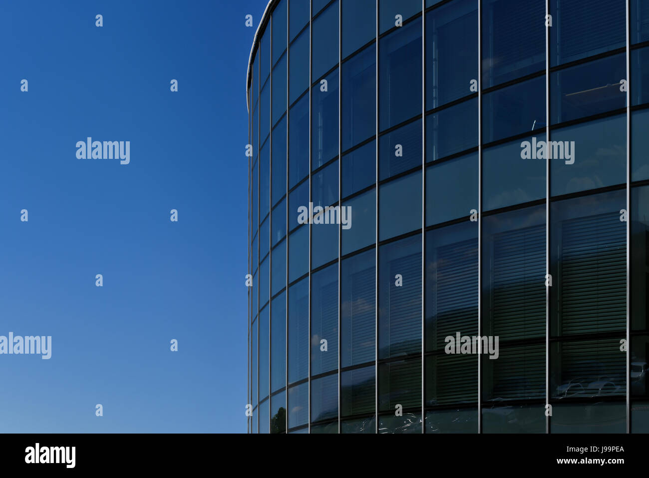 Vetro metallico parte dell'edificio contro il cielo blu come un abstract background industriale. Foto Stock