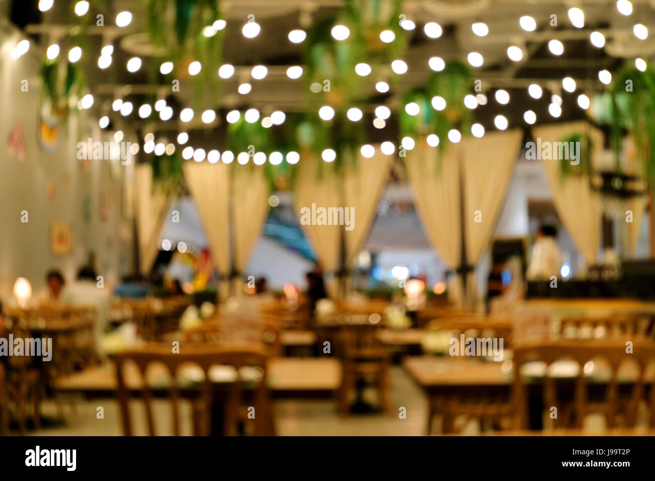 Fuori fuoco cafe ristorante con persone di rilassarsi e godersi il cibo per lo sfondo Foto Stock