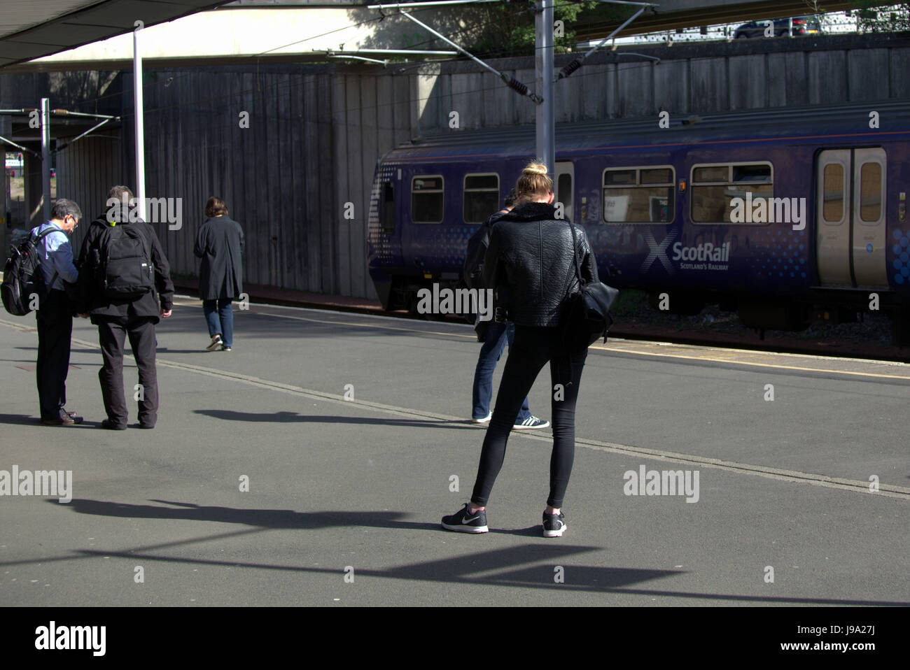 Finnieston stazione ferroviaria Scotrail piattaforma del treno passeggeri di scena Foto Stock