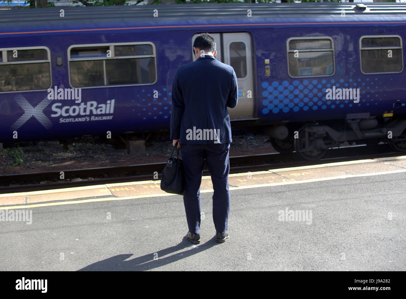 Finnieston stazione ferroviaria Scotrail piattaforma del treno passeggeri di scena Foto Stock
