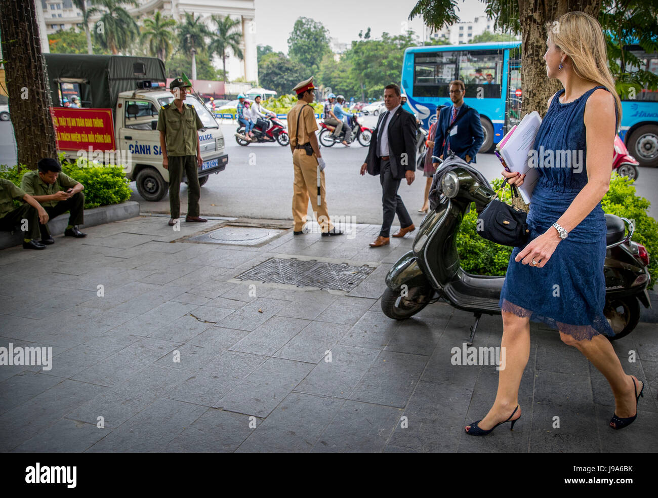 Hanoi, Vietnam. 31 Maggio, 2017. Regina Maxima dei Paesi Bassi cammina sulla strada per il suo appuntamento con l'International Finance Corporation ad Hanoi, Vietnam, 31 Maggio 2017.Regina Maxima è in Vietnam per una visita di 3 giorni nella sua veste di United Nation's Segretari Generali speciale avvocata per compreso il finanziamento per lo sviluppo. Foto: Patrick van Katwijk point de vue fuori - nessun filo servizio · foto: Patrick van Katwijk/Olandese Photo Press/dpa/Alamy Live News Foto Stock