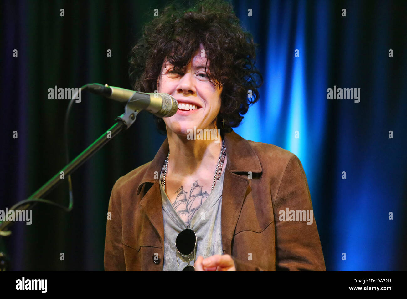 Bala Cynwyd, PA, Stati Uniti d'America. 31 Maggio, 2017. LP visita Radio 104,5 performance studio in Bala Cynwyd, PA 31 maggio 2017 Credit: Star Shooter/media/punzone Alamy Live News Foto Stock