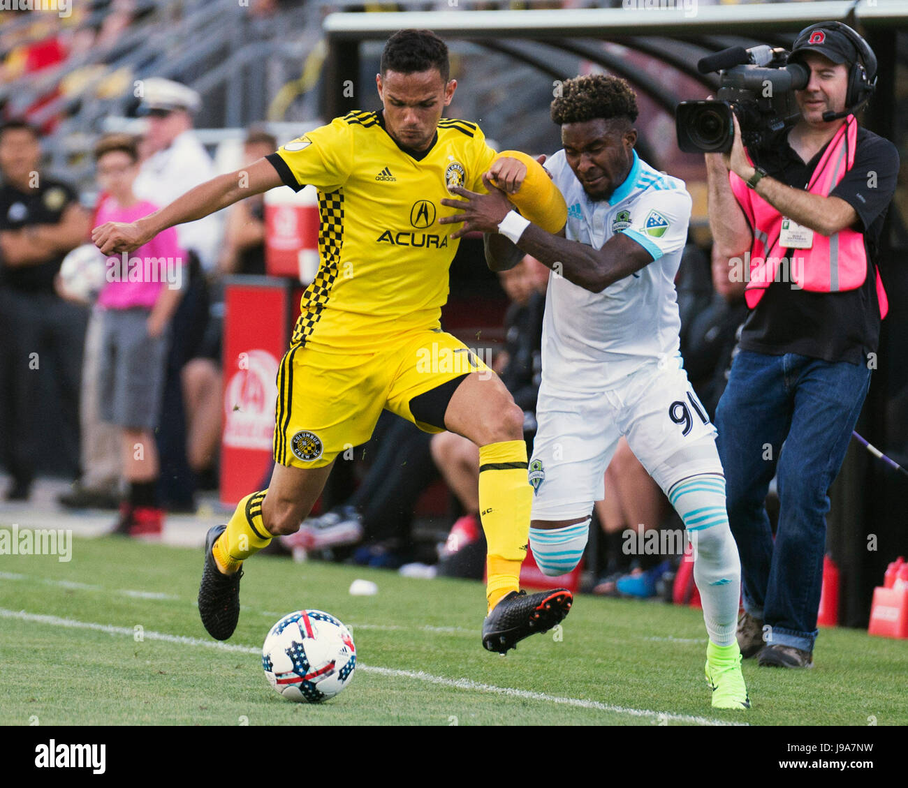 Columbus, U.S.A. 31 Maggio, 2017. 31 maggio 2017: Seattle sirene centrocampista FC Oniel Fisher (91) combatte per la sfera contro Columbus Crew SC centrocampista Artur (7) nel loro gioco a Mapfre Stadium. Columbus, Ohio, Stati Uniti d'America. Credito: Brent Clark/Alamy Live News Foto Stock