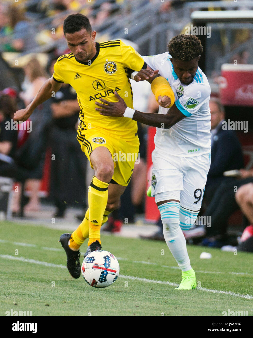 Columbus, U.S.A. 31 Maggio, 2017. 31 maggio 2017: Seattle sirene centrocampista FC Oniel Fisher (91) combatte per la sfera contro Columbus Crew SC centrocampista Artur (7) nel loro gioco a Mapfre Stadium. Columbus, Ohio, Stati Uniti d'America. Credito: Brent Clark/Alamy Live News Foto Stock