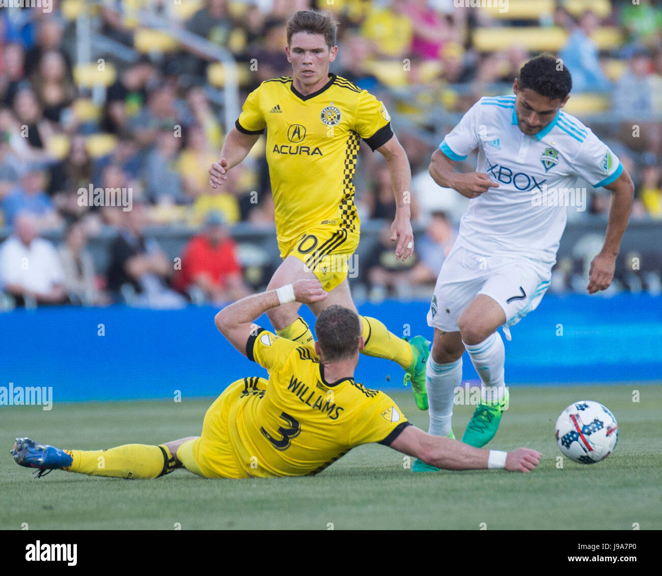 Columbus, U.S.A. 31 Maggio, 2017. 31 maggio 2017: Seattle sirene FC centrocampista Cristian Roldan (7) evita un placcaggio da Columbus Crew SC defender Josh Williams (3) nel loro gioco a Mapfre Stadium. Columbus, Ohio, Stati Uniti d'America. Credito: Brent Clark/Alamy Live News Foto Stock