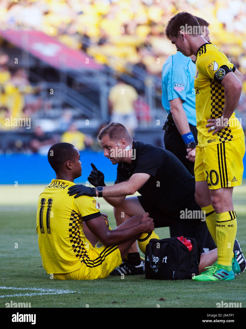 Columbus, U.S.A. 31 Maggio, 2017. 31 maggio 2017: Columbus Crew SC inoltra Ola Kamara (11) viene controllato da un fisio mentre rivolta verso Seattle nel loro gioco a Mapfre Stadium. Columbus, Ohio, Stati Uniti d'America. Credito: Brent Clark/Alamy Live News Foto Stock