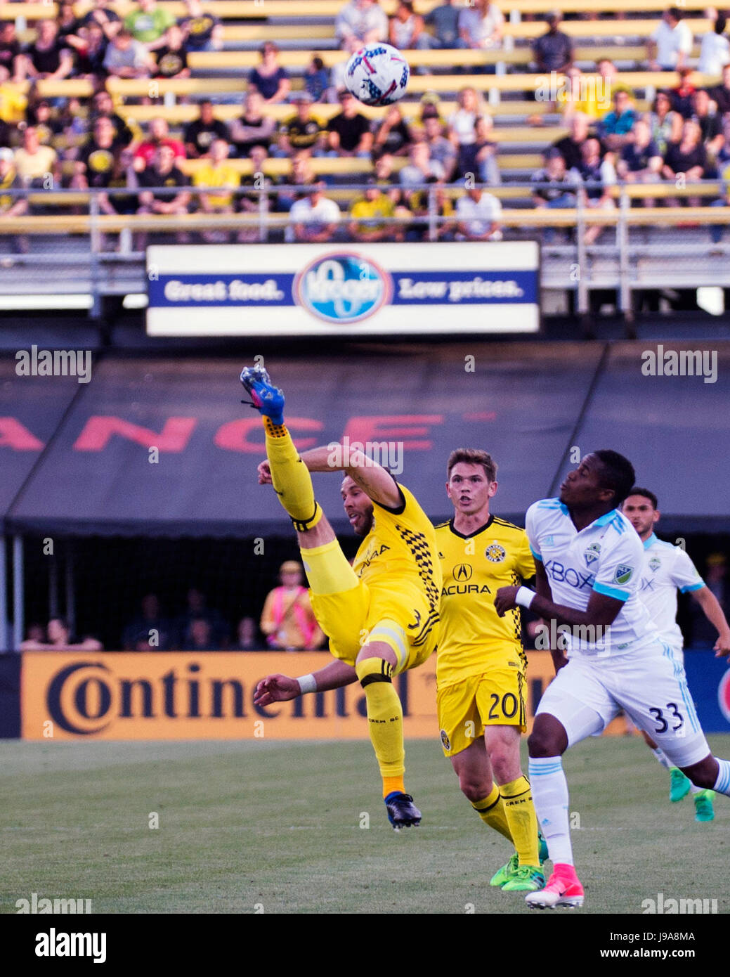Columbus, U.S.A. 31 Maggio, 2017. 31 maggio 2017: Columbus Crew SC defender Josh Williams (3) calci la bicicletta sparato contro Seattle nel loro gioco a Mapfre Stadium. Columbus, Ohio, Stati Uniti d'America. Credito: Brent Clark/Alamy Live News Foto Stock