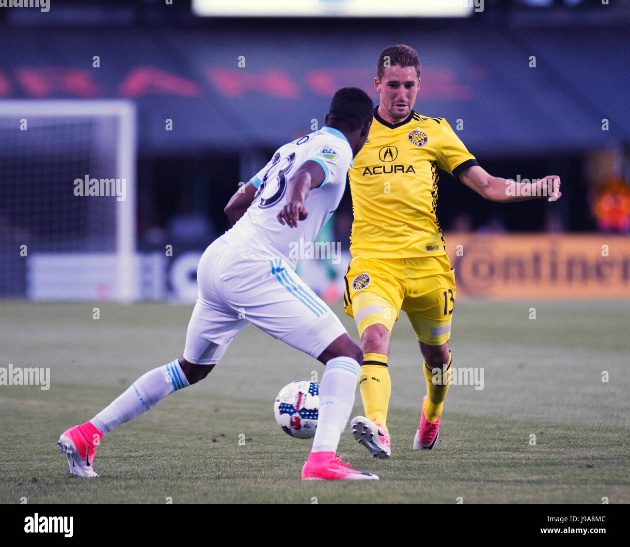 Columbus, U.S.A. 31 Maggio, 2017. Maggio 31, 2017:Columbus Crew SC centrocampista Ethan Finlay (13) va uno a uno con segnalatori acustici di Seattle FC defender Joevin Jones (33) nel loro gioco a Mapfre Stadium. Columbus, Ohio, Stati Uniti d'America. Credito: Brent Clark/Alamy Live News Foto Stock