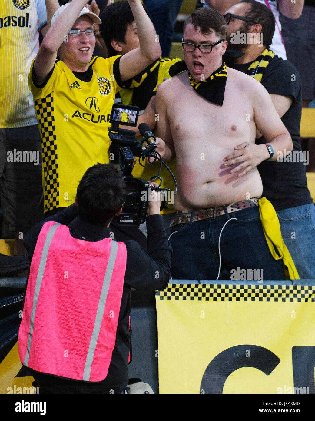 Columbus, U.S.A. 31 Maggio, 2017. Maggio 31, 2017 Un Columbus Crew SC danze ventola in mezzo alla folla durante il tifo il suo team su contro Seattle nel loro gioco a Mapfre Stadium. Columbus, Ohio, Stati Uniti d'America. Credito: Brent Clark/Alamy Live News Foto Stock