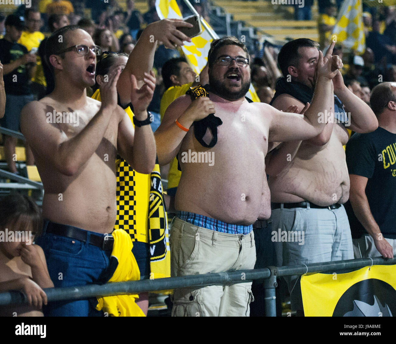 Columbus, U.S.A. 31 Maggio, 2017. Maggio 31, 2017 Columbus Crew SC ventole dance in mezzo alla folla durante il tifo per il loro team su contro Seattle nel loro gioco a Mapfre Stadium. Columbus, Ohio, Stati Uniti d'America. Credito: Brent Clark/Alamy Live News Foto Stock