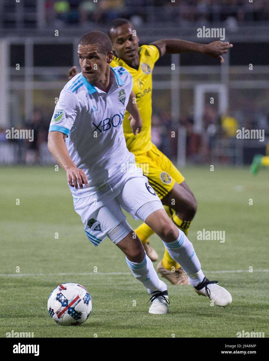Columbus, U.S.A. 31 Maggio, 2017. 31 maggio 2017: Seattle sirene FC centrocampista Osvaldo Alonso (6) gestisce la sfera contro Colombo nel loro gioco a Mapfre Stadium. Columbus, Ohio, Stati Uniti d'America. Credito: Brent Clark/Alamy Live News Foto Stock