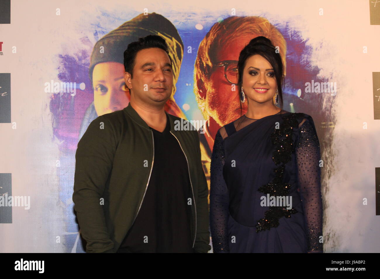 Maharashtra cheaf ministro la moglie Amruta Fadnavis e direttore Ahmed khan durante il lancio di Amruta la nuova canzone Phir se al PVR cinema cinema ,Juhu di Mumbai ,l'India il 31 maggio 2017 Foto Stock