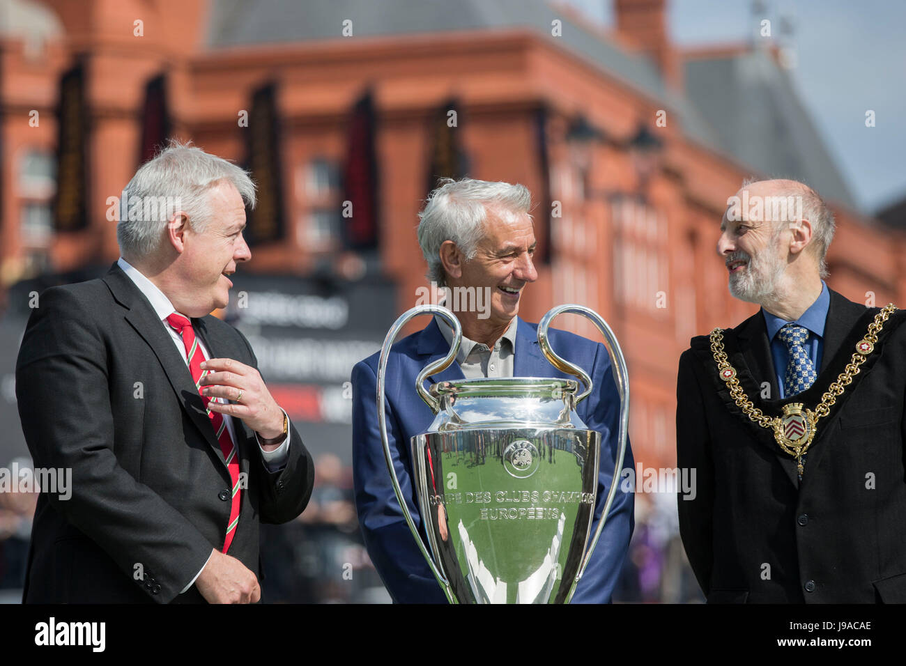 Cardiff, Galles, UK. 1° giu, 2017. Primo Ministro del Galles Carwyn Jones, Ian Rush e Sindaco di Cardiff Bob Derbyshire posano con la Champions League su un galleggiante di calcio nella Baia di Cardiff come la Champions League Festival si apre prima della finale di Champions League. Credito: Mark Hawkins/Alamy Live News Foto Stock