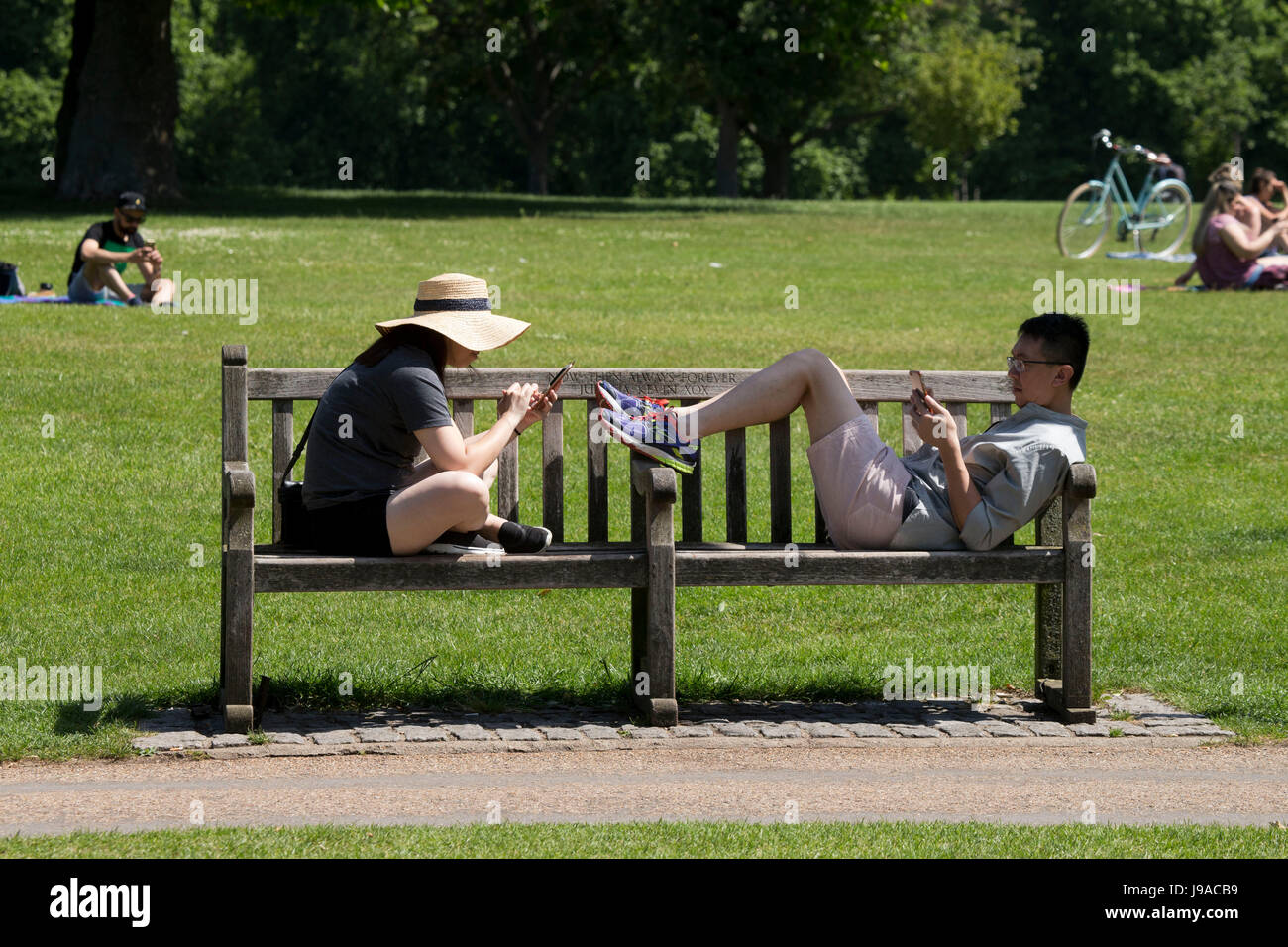 Hyde Park, London, Regno Unito. Il 1 giugno, 2017. Le persone che si godono il sole in Hyde Park, Londra Credito: Sebastian Remme/Alamy Live News Foto Stock