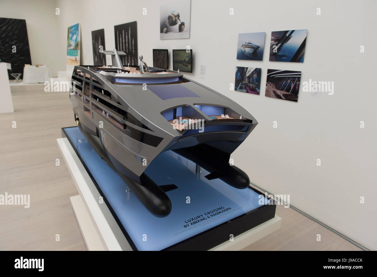 La Saatchi Gallery di Londra, Regno Unito. Il 1 giugno, 2017. Cerimonia inaugurale dei SuperYacht Gallery, la prima esposizione del mondo dello yachting mai presentato in formato galleria, rivelando l'artigianato, stile di vita, l'innovazione e l'esplorazione marina di questa industria di lusso. La mostra viene eseguito da 1-3 giugno 2017. Credito: Malcolm Park editoriale/Alamy Live News. Foto Stock