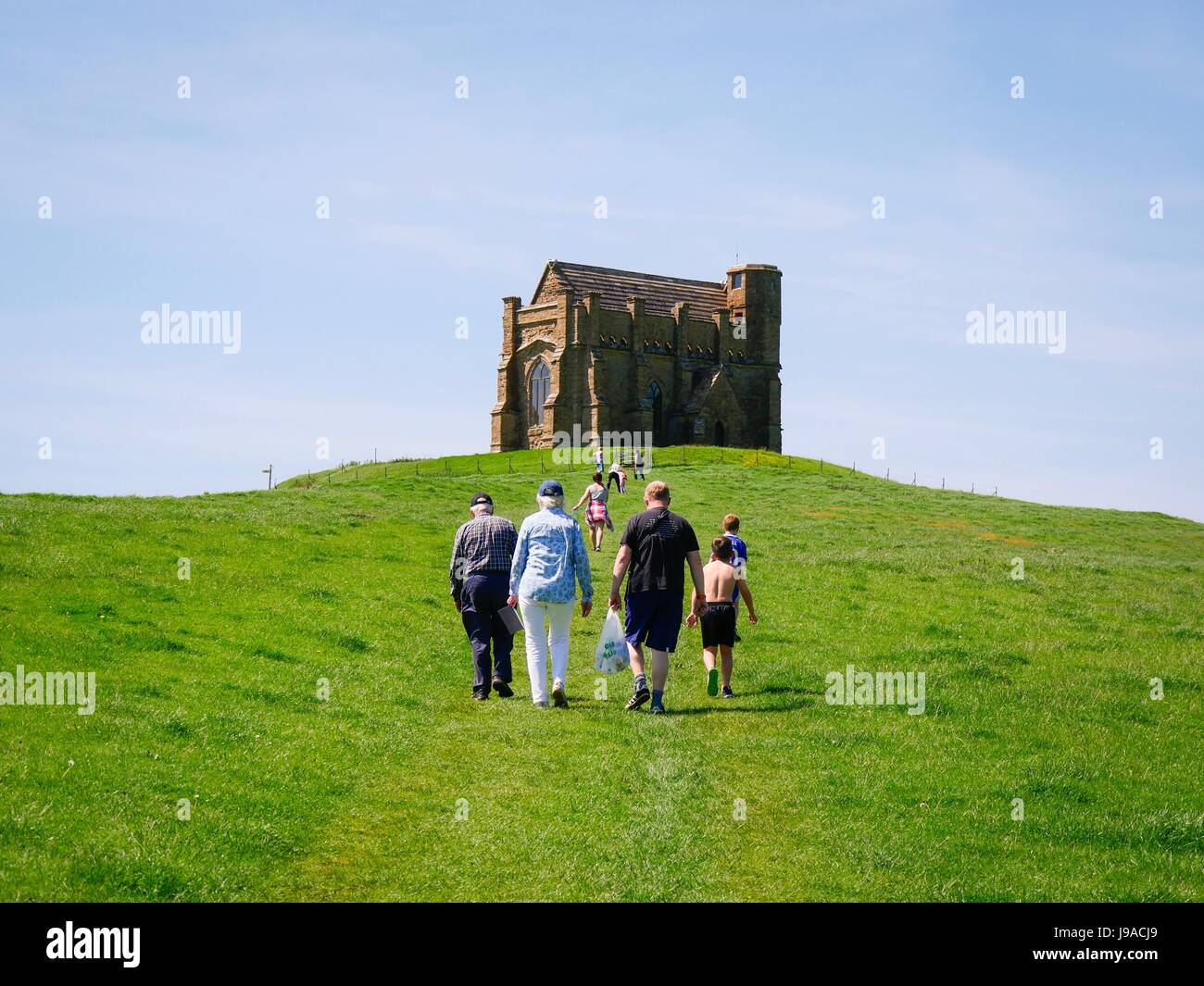 Abbotsbury, Dorset, Regno Unito. Il 1 giugno, 2017. Turisti e villeggianti fuori a godersi il sole caldo e visitare la storica cappella in West Dorset. Credito: DTNews/Alamy Live Foto Stock