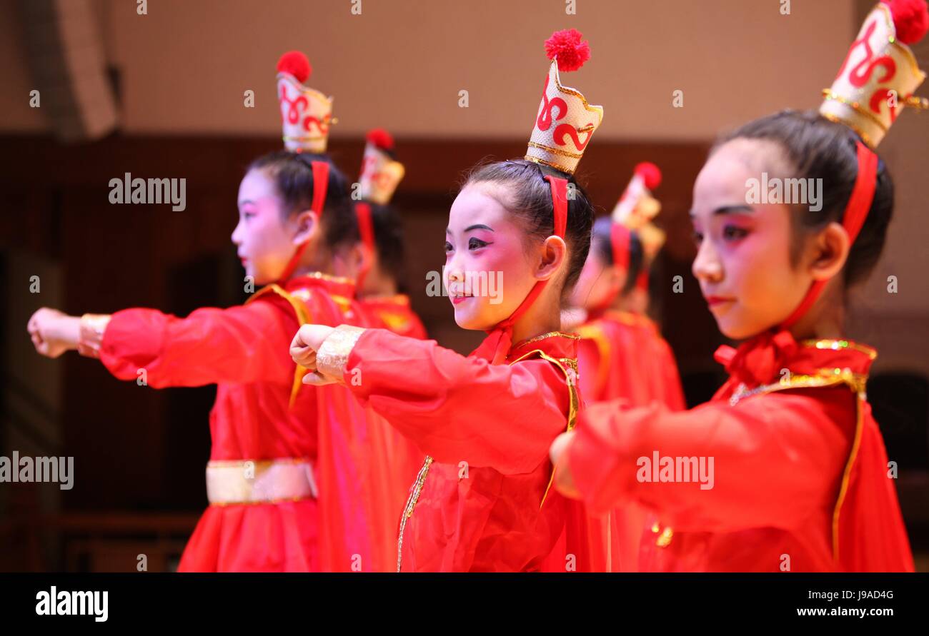 Shijiazhuang. Il 1 giugno, 2017. Gli alunni eseguire Cinese tradizionale opera in corrispondenza di un centro culturale e artistico della contea di Xianghe, nel nord della Cina di nella provincia di Hebei, 1 giugno 2017, per celebrare la celebra la Giornata Internazionale dell'infanzia. Credito: Wang Xiao/Xinhua/Alamy Live News Foto Stock