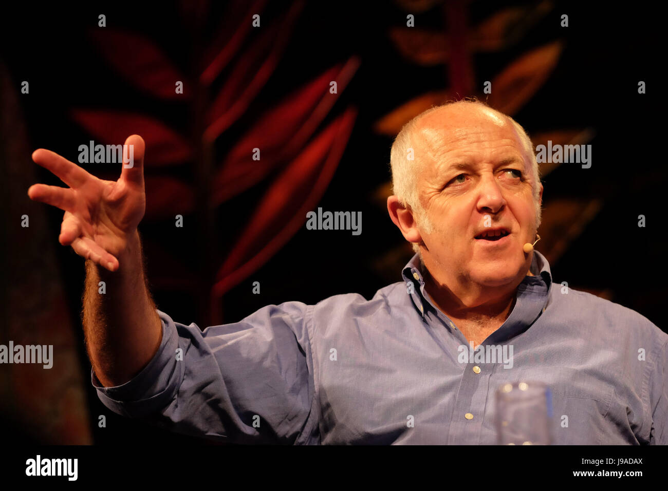 Hay Festival 2017 - Hay on Wye, Wales, Regno Unito - Giugno 2017 - giornalista della BBC Jeremy Bowen sul palco del Festival di fieno parlando della sua esperienza in Medio Oriente - Steven Maggio/Alamy Live News Foto Stock