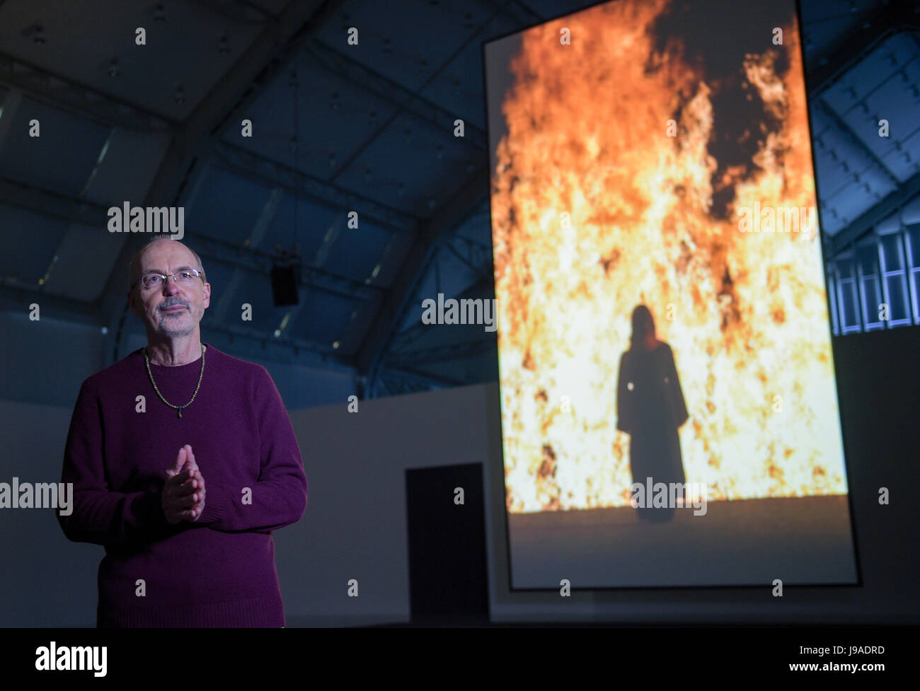 Amburgo, Germania. Il 1 giugno, 2017. Video installazione e artista Bill Viola raffigurato all'Deichtorhallen di Amburgo (Germania), 1 giugno 2017. La mostra 'Bill Viola - Installationen' scorre dal 2 giugno · 10 settembre 2017. Foto: Axel Heimken/dpa/Alamy Live News Foto Stock