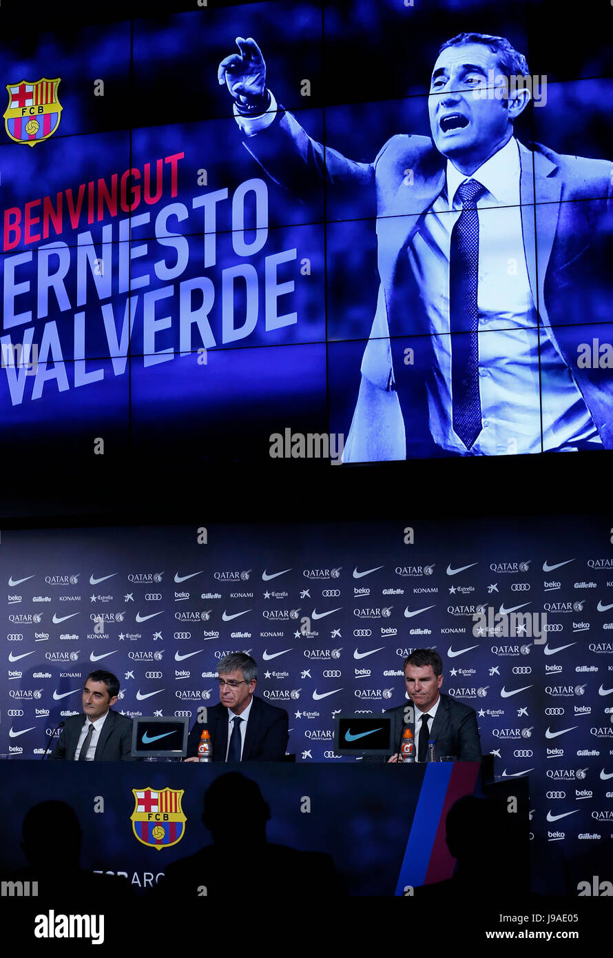 Barcellona, Spagna. 1° giu, 2017. FC Barcellona il nuovo allenatore firma Ernesto Valverde gesti durante la sua presentazione ufficiale allo stadio Camp Nou a Barcellona, Spagna, giovedì 1 giugno 2017. L'ex giocatore di Valverde è stato ingaggiato come nuovo allenatore, il club ha confermato il lunedì. Credito: Gtres Información más Comuniación on line,S.L./Alamy Live News Foto Stock