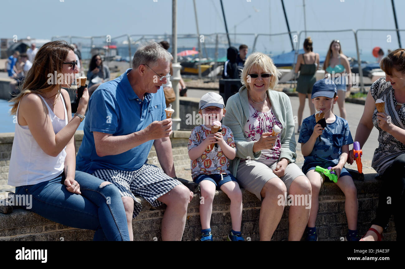 Brighton, Regno Unito. Il 1 giugno, 2017. Regno Unito Meteo. Questa famiglia godetevi tucking in gelati sul lungomare di Brighton come flaming giugno inizia con un'altra giornata di caldo sulla costa meridionale del Regno Unito con temperature dovrebbe raggiungere 26 gradi celsius Credito: Simon Dack/Alamy Live News Foto Stock