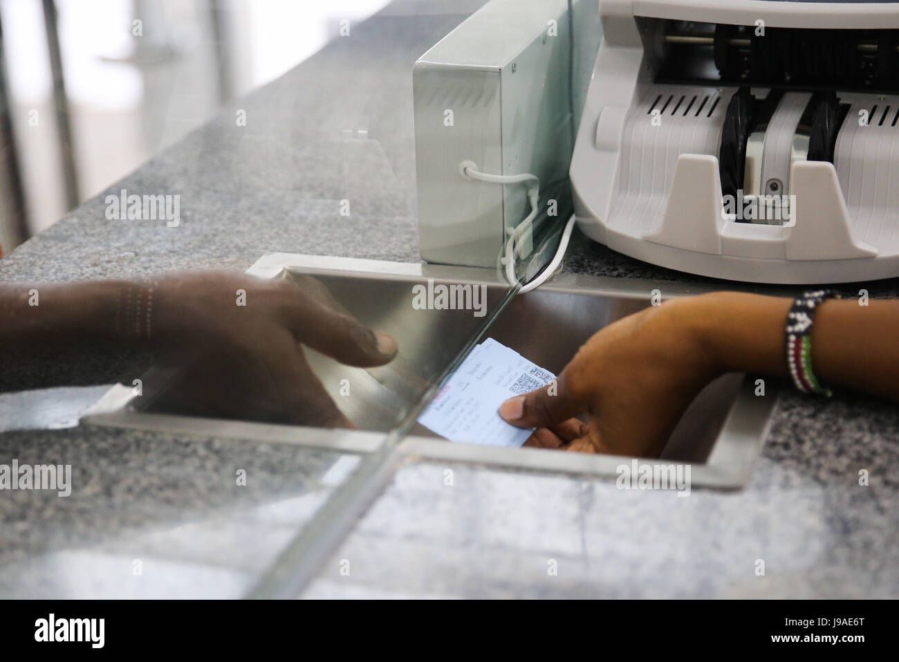 (170601) -- Nairobi, 1 giugno 2017 (Xinhua) -- un passeggero acquista biglietto a Mombasa Terminus di Mombasa-Nairobi Ferrovia, in Kenya, il 1 giugno 2017. Il Presidente keniano Uhuru Kenyatta Mercoledì ha lanciato il treno passeggeri servizio del 480-km Mombasa-Nairobi Ferrovia (SGR), pavimentazione strada per la nazione si sforzano di industrializzazione e di prosperità. (Xinhua/Pan Siwei) (lrz) Foto Stock