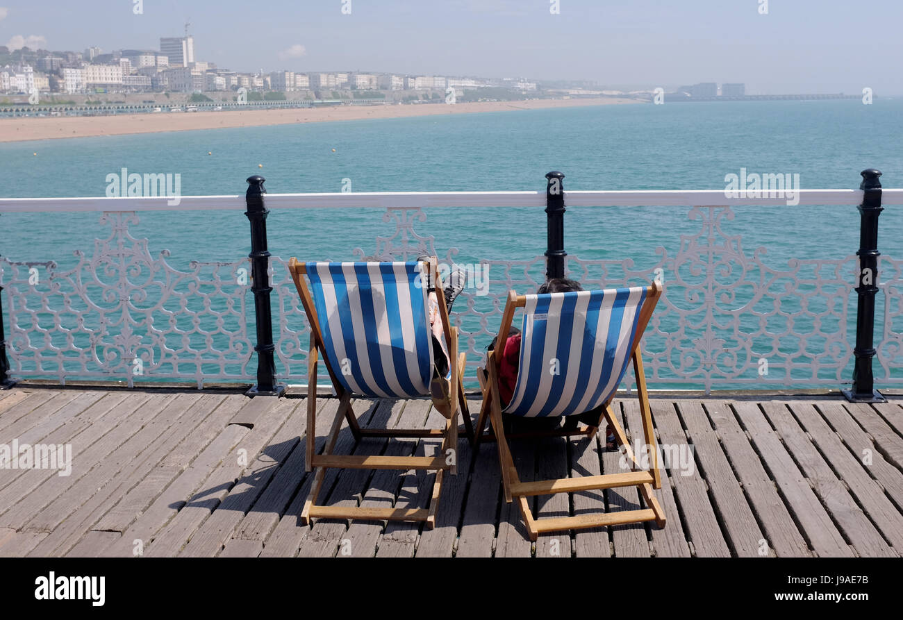 Brighton, Regno Unito. Il 1 giugno, 2017. Regno Unito Meteo. Si tratta di un bel sole caldo giorno per rilassarsi nelle sedie a sdraio sul palazzo di Brighton Pier come flaming giugno inizia con un'altra giornata di caldo sulla costa meridionale del Regno Unito con temperature dovrebbe raggiungere 26 gradi celsius Credito: Simon Dack/Alamy Live News Foto Stock