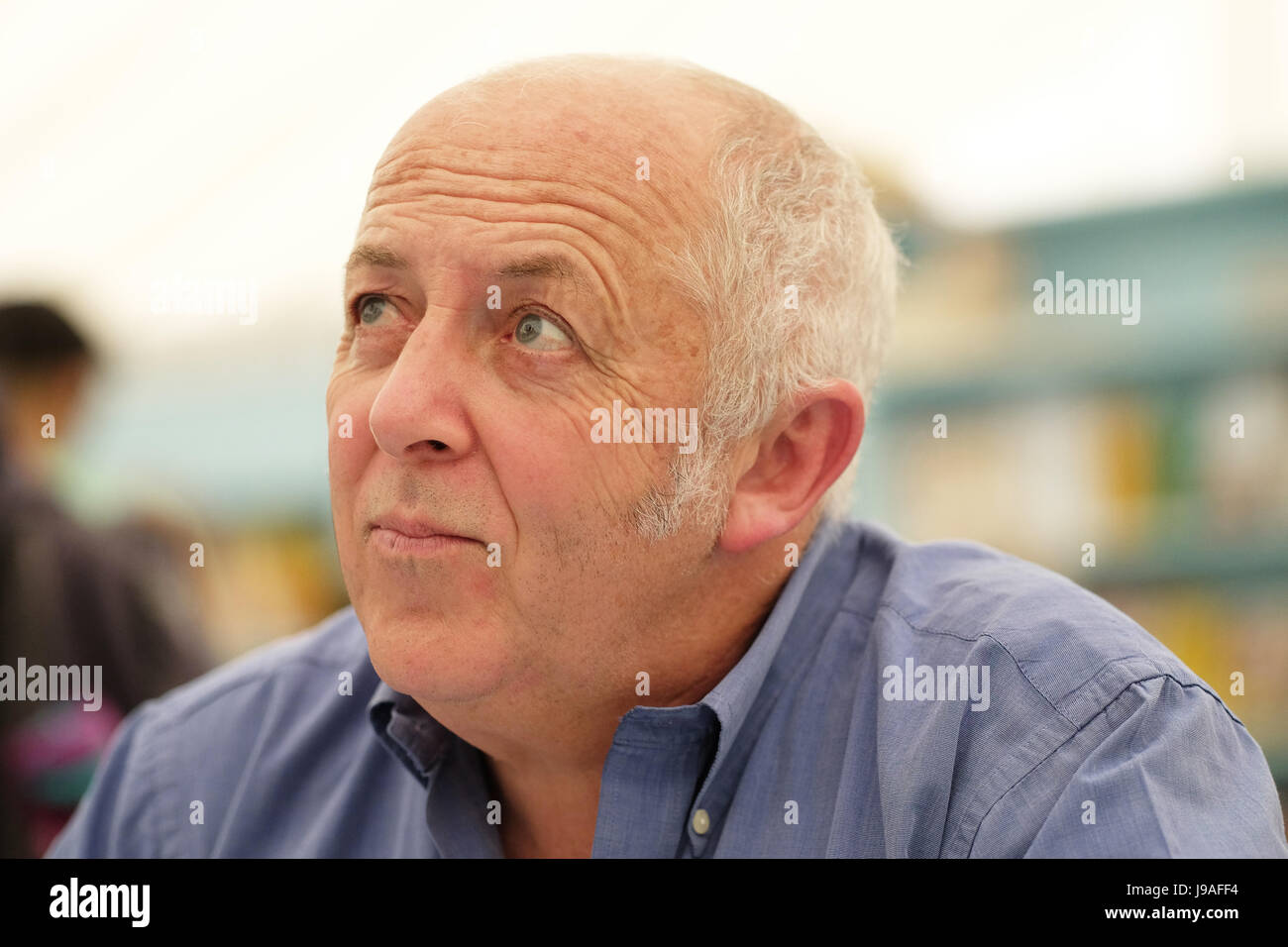 Hay Festival 2017 - Hay on Wye, Wales, Regno Unito - Giugno 2017 - giornalista della BBC Jeremy Bowen in Festival bookshop di firmare le copie dei suoi libri sul suo giornalismo nel Medio Oriente - Credit: Steven Maggio/Alamy Live News Foto Stock