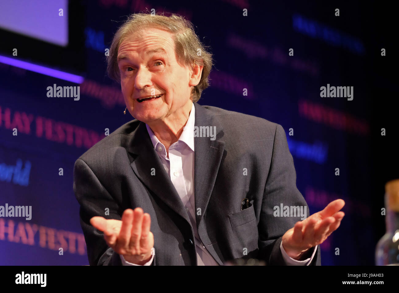 Hay Festival 2017 - Hay on Wye, Wales, Regno Unito - Giugno 2017 - Roger Penrose uno del mondo soprattutto i fisici teorici sul palco del Festival di fieno parlando del suo nuovo libro la moda, la fede e la fantasia nella nuova fisica dell'universo - Steven Maggio / Alamy Live News Foto Stock