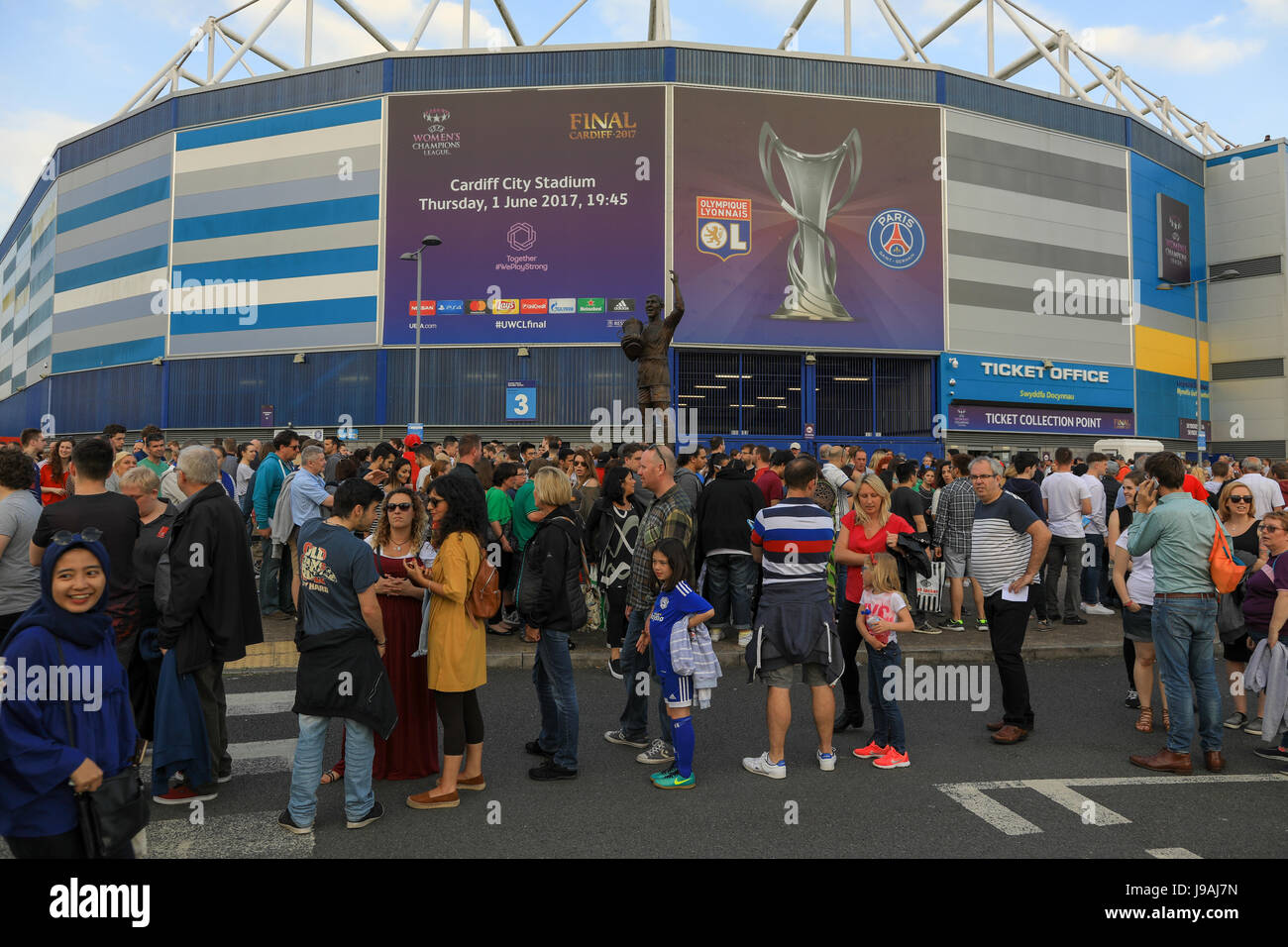 Cardiff City Stadium di Cardiff, Galles. Il 1 giugno 2017. Spettatori attendere per ritirare i biglietti prima tonights donne finale di Champions League tra, titolo i difensori, Lione e Parigi St-Germain. Fino a 20.000 tifosi sono attesi e impostare per battere precedente record di presenze in Inghilterra, Italia e Germania. Credito: Haydn Denman/Alamy Live News Foto Stock