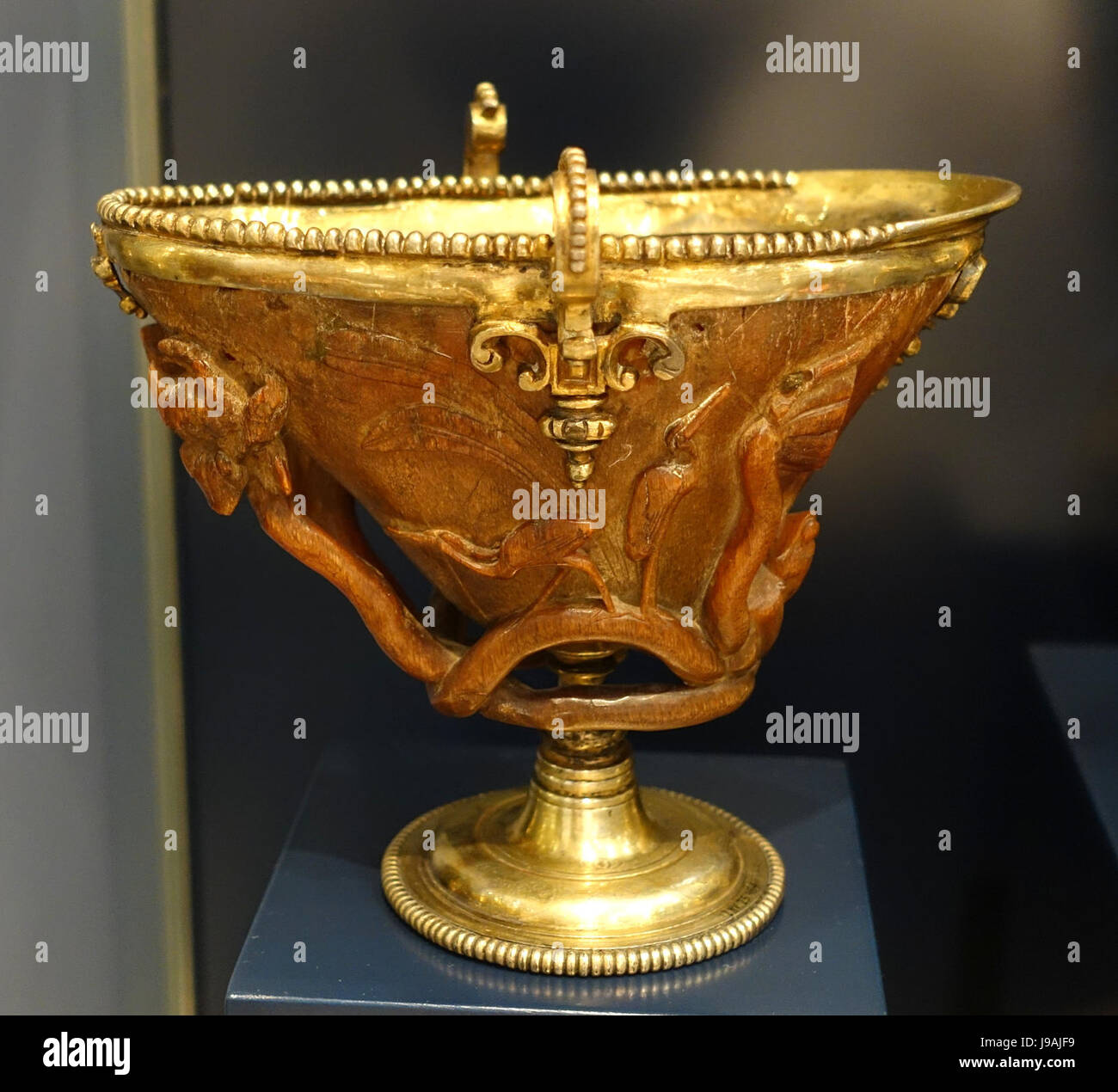 Corno di rinoceronte cup, Cina dinastia Ming, con unione in argento dorato  mount, fine del XVI inizio XVII secolo D.C. Museo Nacional de Artes  Decorativas Madrid, Spagna DSC08007 Foto stock - Alamy