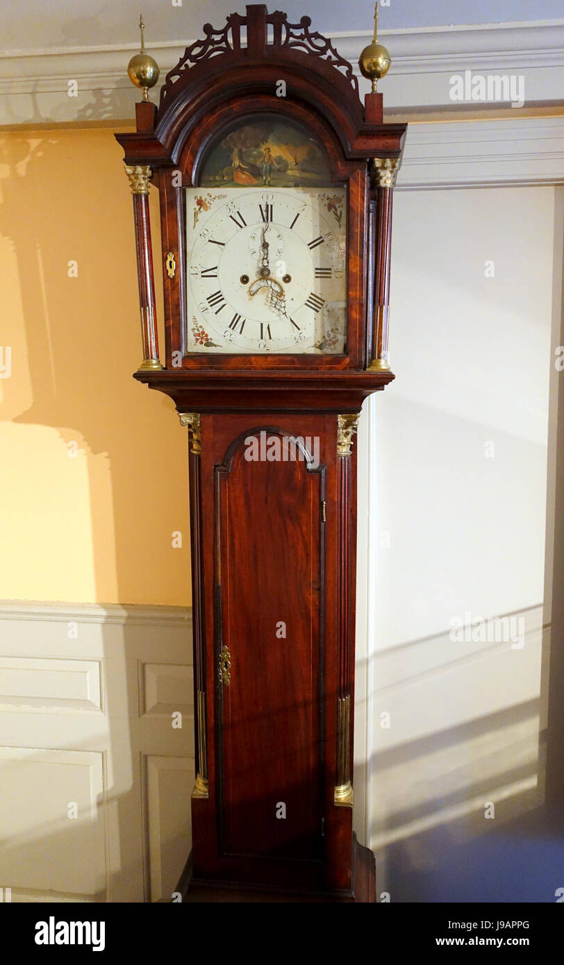 Tall caso orologio, Boston, 1785 1795, mogano, impiallacciatura di mogano, agrifoglio, pino bianco, ottone, ferro verniciato Museo Concord Concord, MA DSC05649 Foto Stock