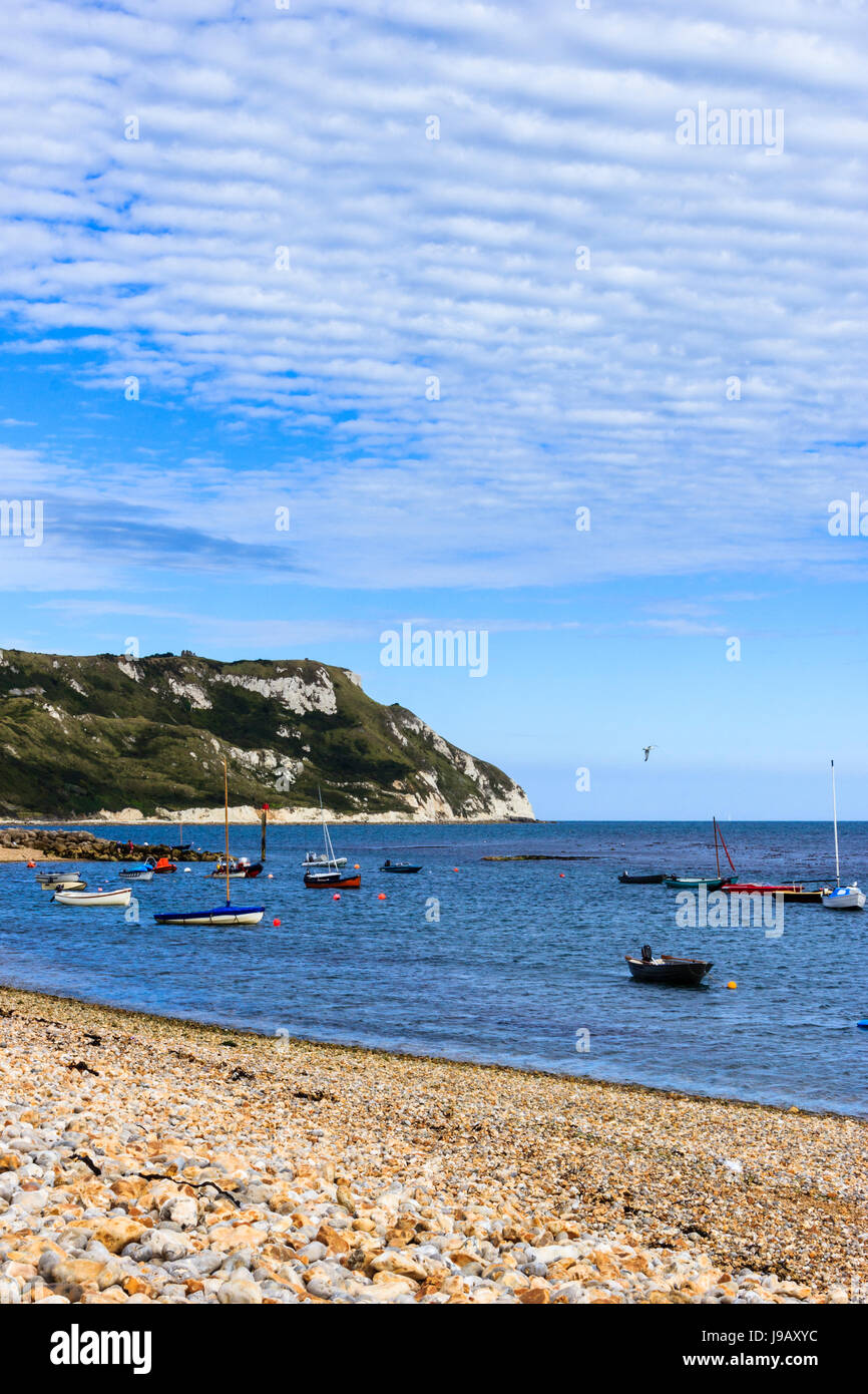 Barche a vela ormeggiata nella baia Ringstead, Dorset, England, Regno Unito, su una soleggiata giornata estiva Foto Stock