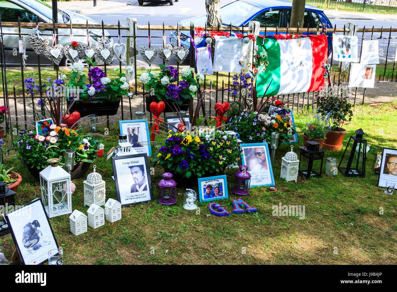 Omaggi di fiori, fotografie, cimeli e candele al di fuori della casa di pop star George Michael in The Grove, Highgate Village, London, Regno Unito Foto Stock
