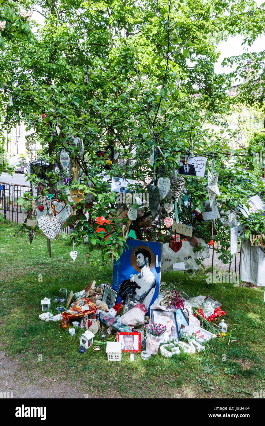 Omaggi di fiori, fotografie, cimeli e candele al di fuori della casa di pop star George Michael in The Grove, Highgate Village, London, Regno Unito Foto Stock