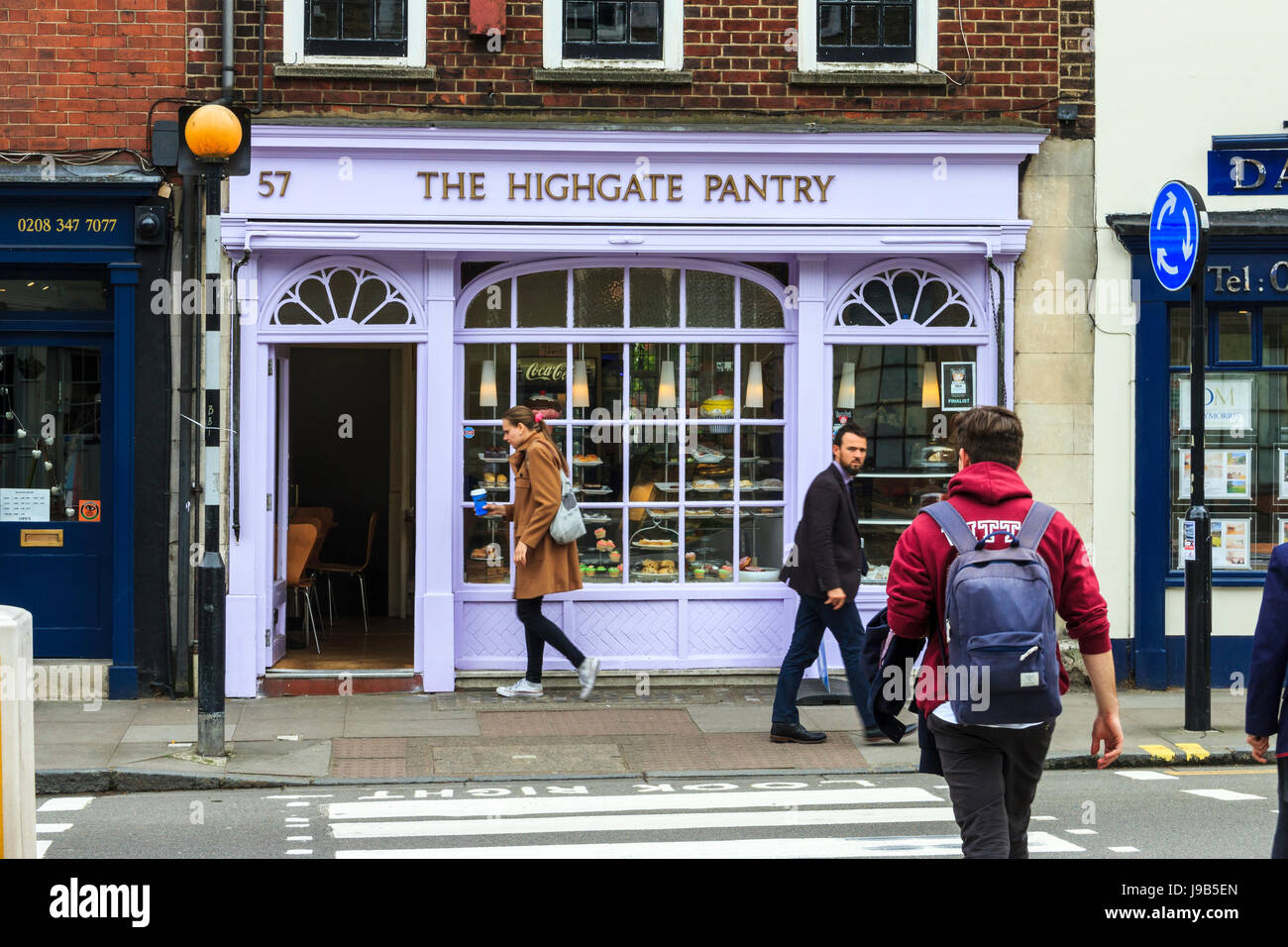 La Highgate dispensa, una pasticceria nel villaggio di Highgate, London, Regno Unito Foto Stock