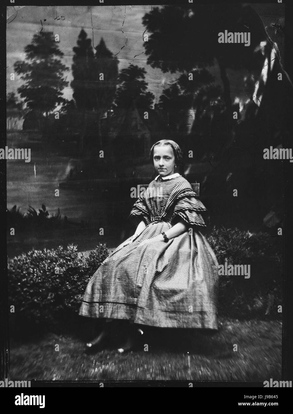 Portret van een onbekend meisje op stoel (max res) Foto Stock