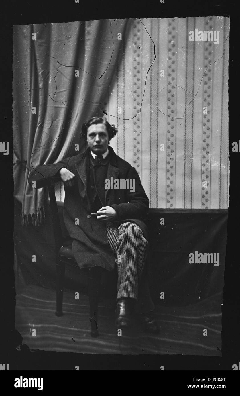 Portret van een onbekende jonge man, dieci voeten uit, zittend op stoel (max res) Foto Stock