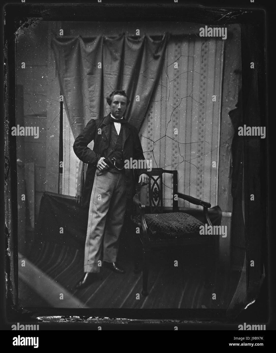 Portret van een onbekende jongeman dieci voeten uit, staand naast stoel (max res) Foto Stock