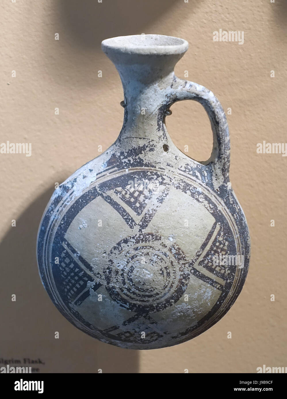 Pallone da pellegrino (lentoid pallone), Proto pitturato di bianco ware, ha detto di essere da Ormidhia, geometrica Proto al tardo III cipriota, 1995.10.571 Cesnola raccolta, Harvard Museo semitica Cambridge, MA DSC06294 Foto Stock