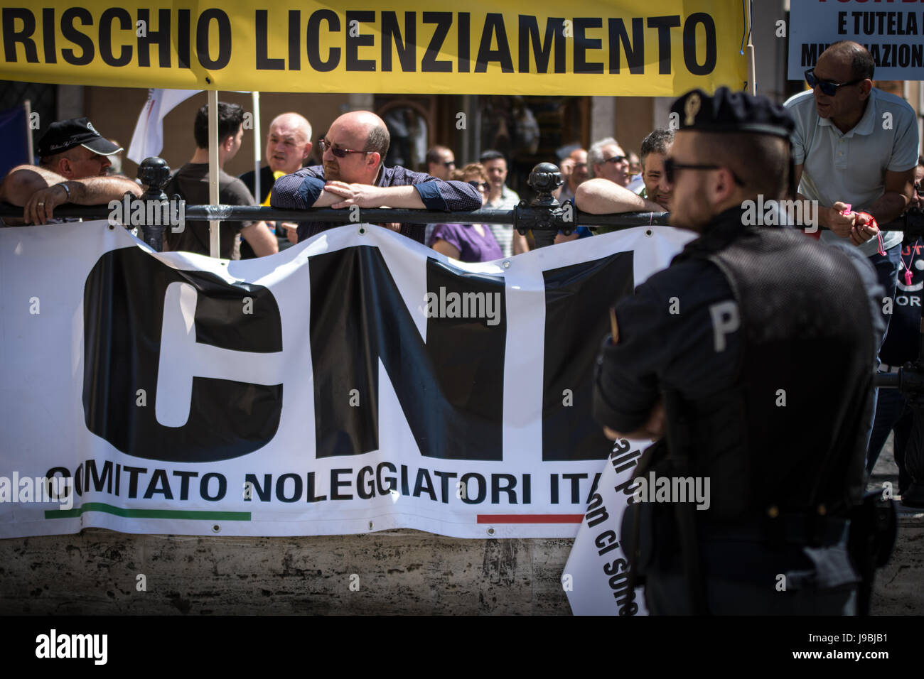 Roma, Italia. 31 Maggio, 2017. Manifestazione di oggi a Roma, Piazza Montecitorio dove gli operatori delle sale da gioco si sono riuniti per protestare contro l'ultima decisione del governo che ha previsto nella manovra correttiva sia il taglio delle AWP e l ennesimo innalzamento del Preu. Credito: Andrea Ronchini/Pacific Press/Alamy Live News Foto Stock