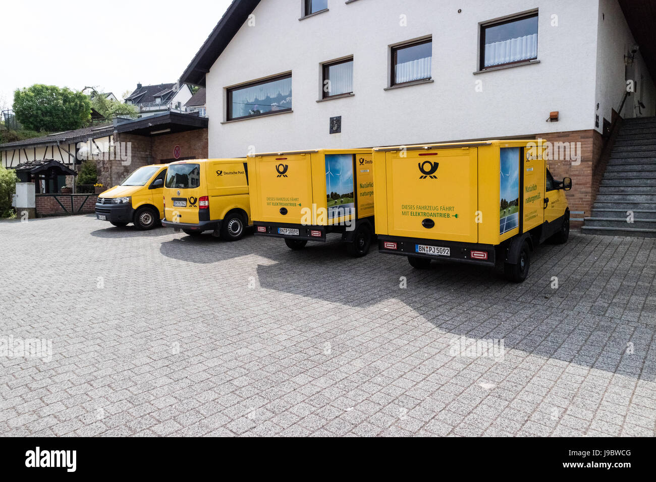 Due 'Streetscooter' - auto elettrica con casella quadrata da Deutsche Post DHL - Nettersheim della Renania settentrionale-Vestfalia, NRW, Germania, Europa Foto Stock