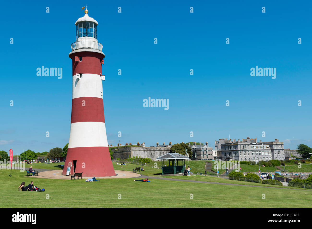 Plymouth Hoe e Smeatons Tower su una soleggiata giornata di primavera. Foto Stock